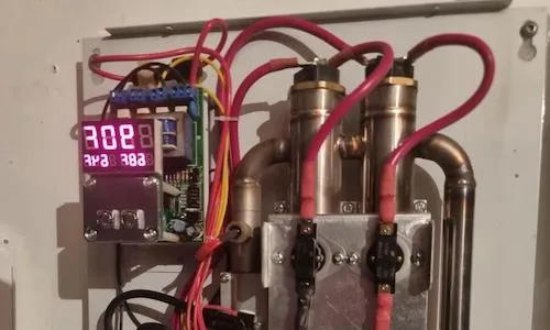 Des ouvriers en construction portant des casques de sécurité travaillant sur le chantier d'une maison en bois en cours de rénovation, avec des matériaux de construction visibles au premier plan.